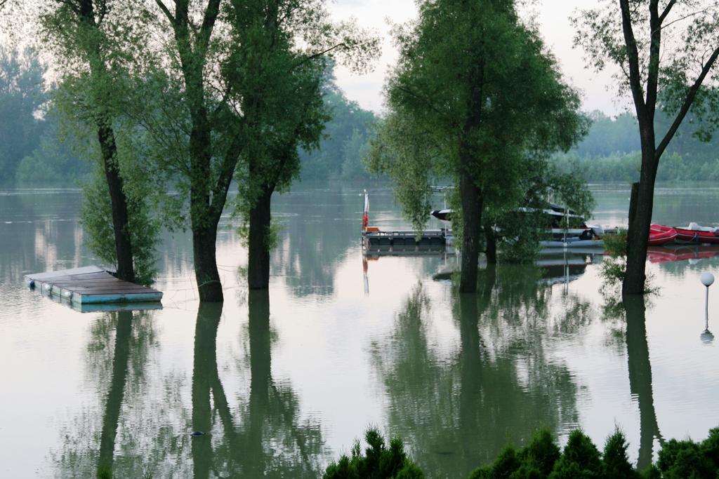 Waterfront Hotel Szentendre Esterno foto