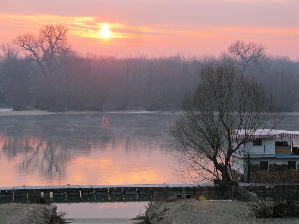 Waterfront Hotel Szentendre Esterno foto