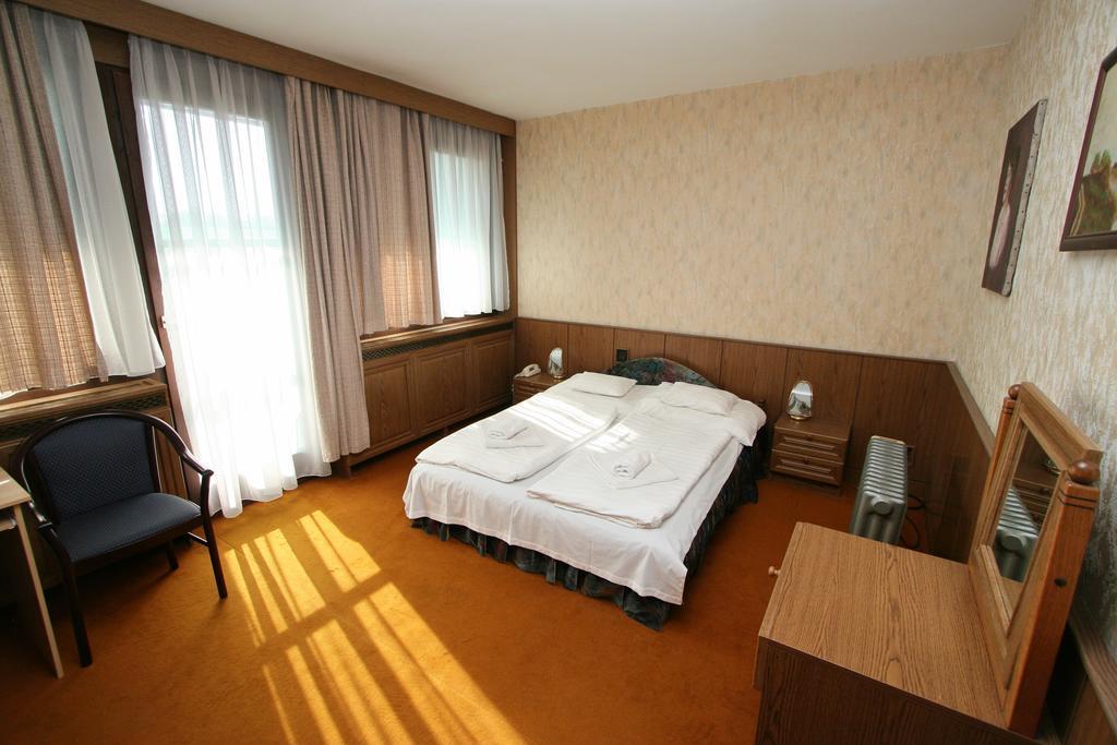 Waterfront Hotel Szentendre Esterno foto